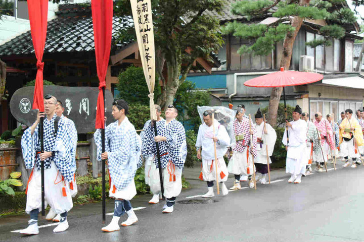 出羽三山・月山・羽黒山の宿泊施設 旅館 多聞館 : 羽黒派古修験道~秋の